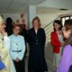 Mons. D. Fidel Herr&aacute;ez, obispo auxiliar de Madrid, con las se&ntilde;oritas consagradas del Regnum Christi y profesoras del Colegio Highlands El Encinar.