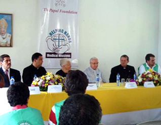 El Nuncio de Su Santidad en El Salvador, Mons. Luigi Pezzuto (en medio, de gris) quien ofreció la donación de equipo médico por parte de la Fundación Papal.