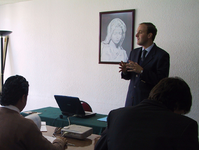 Gast&oacute;n Vicu&ntilde;a Larra&iacute;n ha trabajado en la formaci&oacute;n de colaboradores del Regnum Christi en M&eacute;xico y Roma. Actualmente cursa una Maestr&iacute;a en Econom&iacute;a y Gobierno en la Universidad An&aacute;huac.