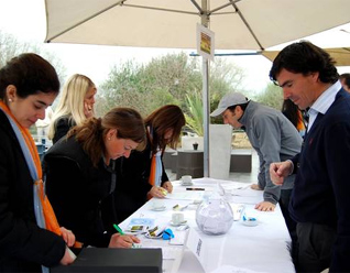 Las voluntarias de la Fundación Mano Amiga durante la inscripción de los participantes.