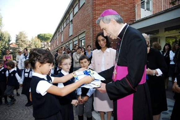 Mons. Paolo Schiavon recibe las cartas que le escribieron un grupo de niños de primaria.
