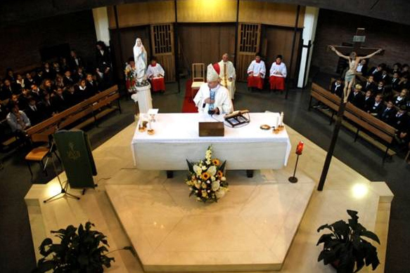 Misa celebrada por Mons. Paolo Schiavon, atrás se encuentra el P. Paolo Cerquitella, que concelebró con su Excelencia.