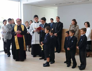 D. Joaquín María López de Andújar, obispo de Getafe, al momento de bendecir las instalaciones del colegio. Atrás se encuentra el P. Jesús María Delgado, L.C.