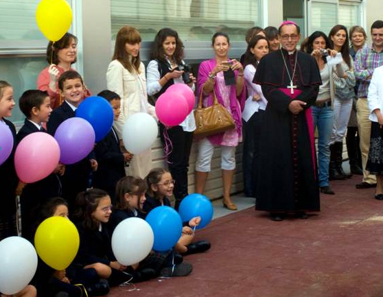 Alumnos de primaria que este año recibirán su primera Comunión dieron la bienvenida al obispo, D. Joaquín María López.