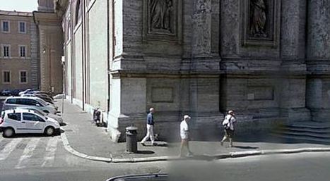 Fachada del edificio donde se encuentra la nueva sede del Colegio Sacerdotal Juan Pablo II (a la izquierda al fondo). Enseguida se encuentra la Iglesia de Sant’Andrea della Valle.