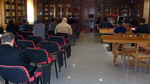 Mons. Luigi de Magistris, pro-penitenciario mayor emérito, predica un retiro a los sacerdotes.