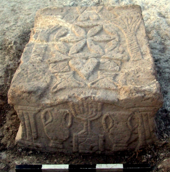 Pietra scolpita al centro della sinagoga con una menorah, il candelabro a sette braccia (Foto: Moshe Hartal, Israel Antiquities Authority)