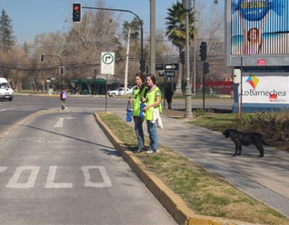 Voluntarias del Colegio Cumbres de Santiago ayudando con su tiempo para recolectar fondos para hacer realidad el 4º Colegio Mano Amiga.