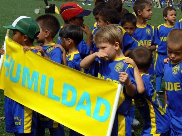 El programa de virtudes está encaminado a desarrollar un valor para cada mes del año, el cual es aplicado en los entrenamientos y estrategias del juego.