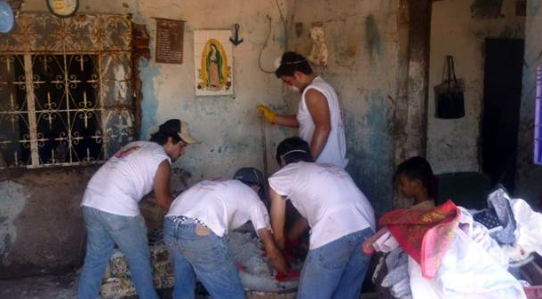 Jóvenes de Juventud Misionera en la ayuda humanitaria a las zonas afectadas por los huracanes.