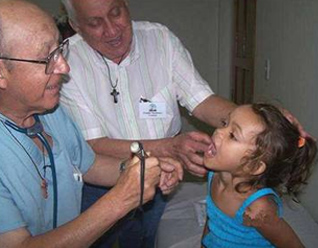 Algunas de las consultas ofrecidas por los miembros de <i>Helping Hands Medical Missions </i>durante las misiones que realizaron en Amazonas, Brasil.