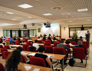 El P. Pedro Barraj&oacute;n, L.C., rector del Ateneo Pontificio Regina Apostolorum dando la bienvenida a los participantes al seminario.