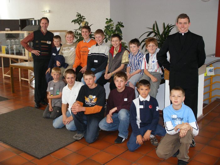 El P. Martin con un grupo de chicos del ECYD en Bad Münstereifel.
