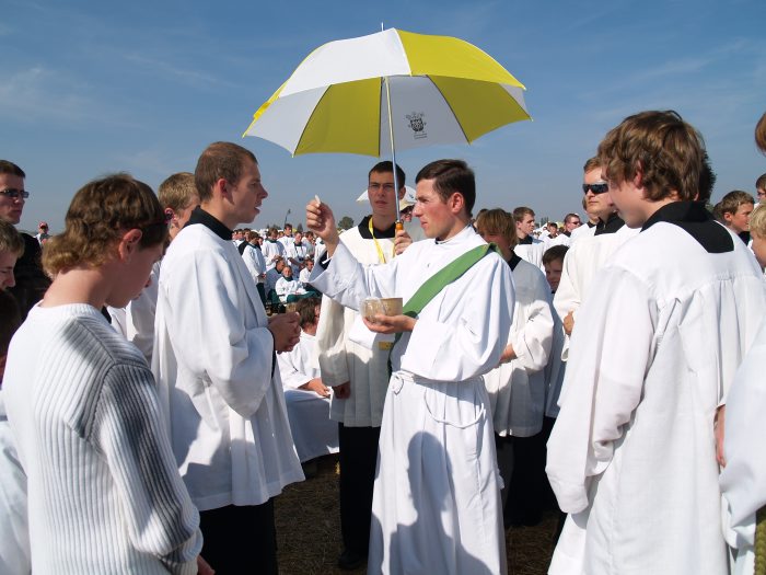 "El P. Ji?í reparte la comunión a un grupo de monaguillos durante la celebración eucarísitca presidida por el Papa Benedicto XVI, el 27 de septiembre 2009 en su ciudad natal de Brno, República Checa.<br>"