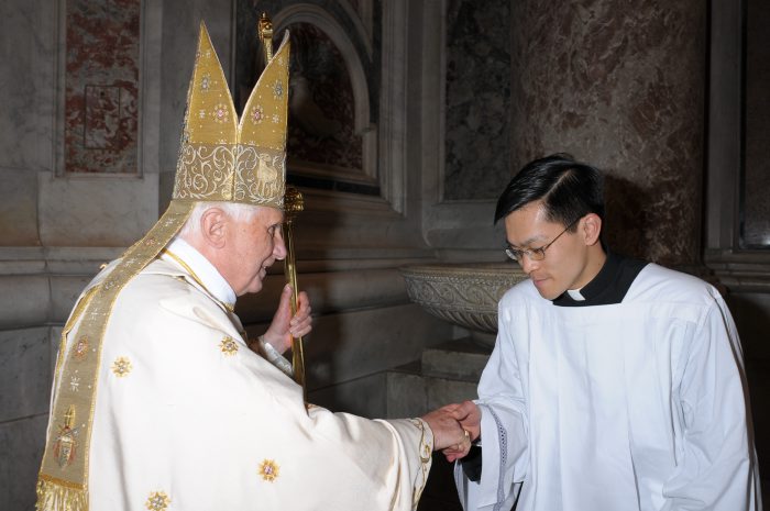 Fr. Thanh greets the Holy Father in St. Peter´s Basilica after serving at the Easter Vigil in 2009.