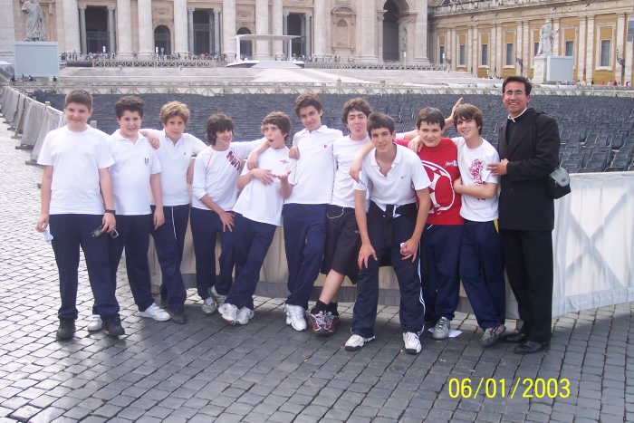 El P. Olaf con un equipo de jóvenes del ECYD de Roma durante una peregrinación a la Basílica de San Pedro.