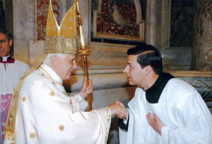 El P. Clayton saluda al Santo Padre después de haber acolitado en la Vigilia Pascual de 2009.