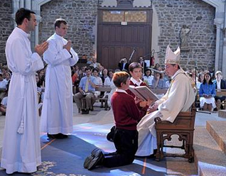 Mons. Scherrer y los hermanos Nicolas Bossu (izquierda) y Louis Desclèves (derecha), durante el rito de la ordenación diaconal.