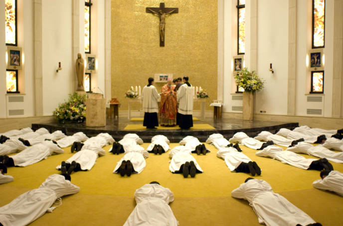 I diaconi si prostrano a terra in segno di umilt�, amore e di donazione a Dio che li ha chiamati.