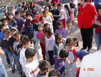 La necesidad de la gente es muy grande, muchos niños pedían cobijas en vez de juguetes, pero a todos se les entregó ambas cosas.