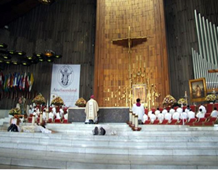 Mons. Pedro Pablo Elizondo, L.C., durante la letanía de los santos con los dos diáconos (postrados ante el altar) que recibieron la ordenación sacerdotal en la misa de la peregrinación de la Prelatura de Cancún-Chetumal.