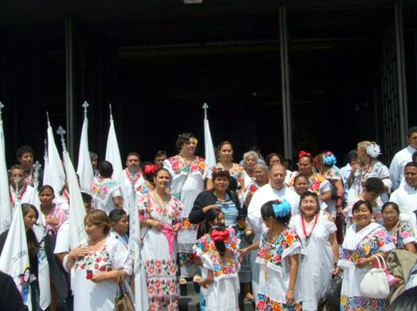 Muchos de los fieles de la Prelatura asistieron con sus trajes típicos de la región.