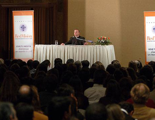 El P. Ángel Espinosa de los Monteros durante una de sus conferencias en Chile.