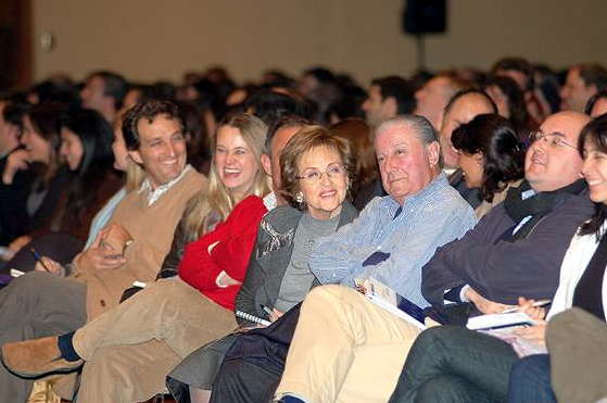 Con el humor que le caracteriza, el P. Ángel supo transmitir un mensaje a las familias exhortándolas a vivir en el amor.