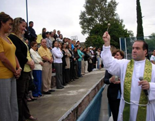 El P. Fernando Fernández González, L.C., director del Instituto Andes, bendiciendo a las familias.