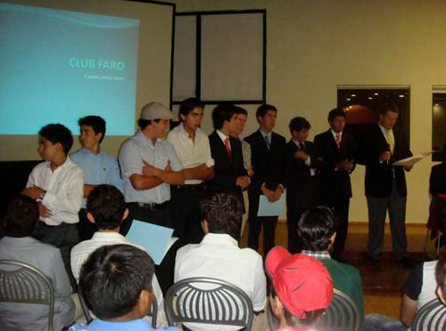 Miembros del Club Faro explican las actividades a realizar para este nuevo curso escolar.