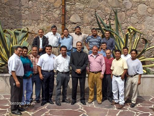 P. José Juan González, L.C. con evangelizadores de tiempo completo en su lugar de reunión.