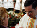 P. Jes&uacute;s Parre&ntilde;o, L.C. d&agrave; la comunione a sua madre