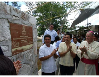 Mons. Pedro Pablo Elizondo junto con las autoridades gubernamentales de Quintana Roo develaron la placa del nuevo Colegio Mano Amiga Cancún.