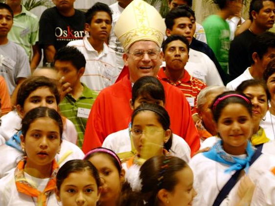 Mons. Pedro Pablo Cárdenas, L.C. con jóvenes misioneros en la misa de envío de la Prelatura de Cancún-Chetumal.