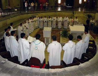 Sacerdotes que participaron en la 9ª Renovación sacerdotal en Tierra Santa concelebrando en la Basílica de la Anunciación.