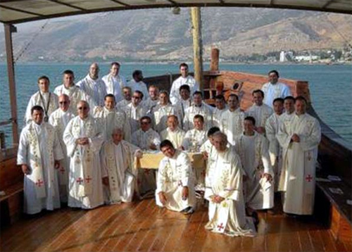 Los sacerdotes después de la concelebración eucarística en el Lago de Tiberíades.