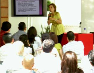 Un momento de la conferencia “La psicología de él y de ella” impartida por Clarisa de Baidón.