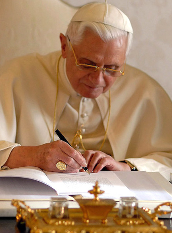 El Papa Benedicto XVI firma la nueva encíclica “Spe salvi”.