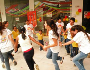 Voluntarios de Soñar Despierto comparten su día con niños de escasos recursos.