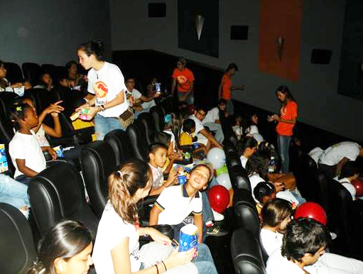 Una de las actividades fue la de asistir a una función de cine. Para los niños este fue un día inolvidable.