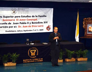 El P. Juan de Dios Larrú durante sus ponencias.
