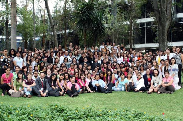 Alumnos, profesores, egresados y directivos participantes al seminario y procedentes de todo México.