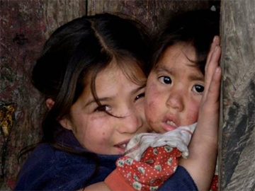 Juventud y Familia Misionera junto con el párroco del lugar analizan qué familia necesita realmente de la casa.