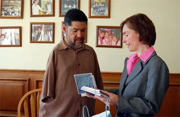 Tony Meléndez con la directora de la academia, Kristina Piñero, quien le entrega unos CD´s y un regalo.