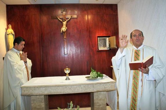 Mons. José Guadalupe Torres bendice la capilla de la UNID. Le acompaña en la ceremonia el P. Juan Carlos Ocejo, L.C.