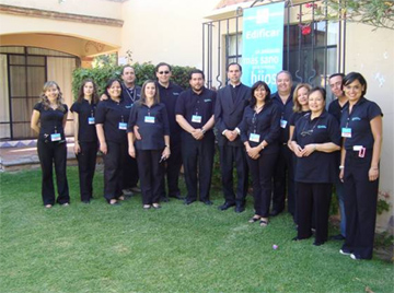 El equipo de Familia Unida en Irapuato que organizó la renovación matrimonial, junto con el P. José Luis Moreno, L.C.