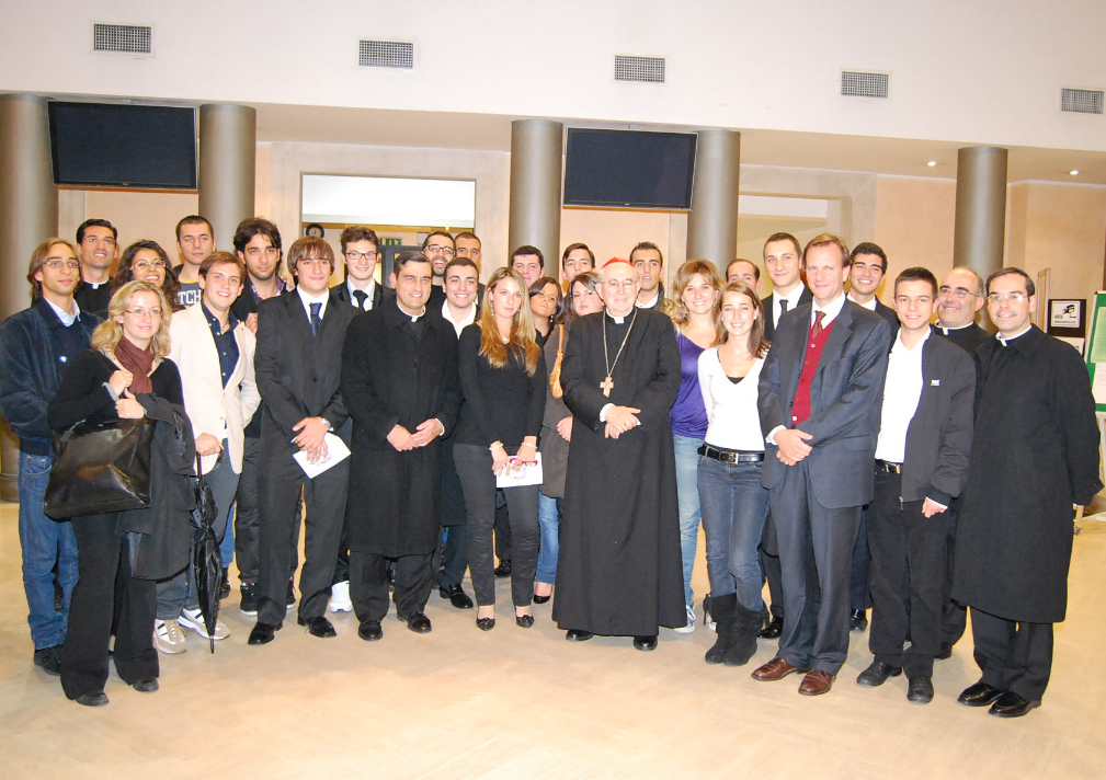 Il Cardinale Vallini con una parte degli studenti del primo anno dell’Università Europea di Roma, accompagnati dal Rettore, dal Segretario Generale, dal Cappellano e da alcuni docenti e collaboratori