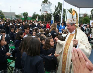 Mons. Víctor Sánchez saluda a los alumnos después de celebrar la misa.