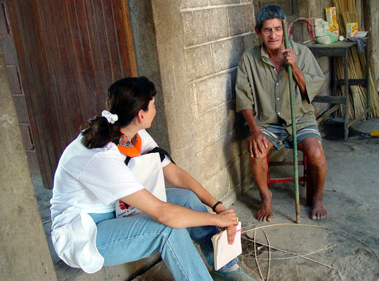 The missionaries’ life is not easy. They come from middle-class and well-off families, yet in the towns they sleep on the floor of dusty schools or abandoned houses without running water. They eat whatever people offer them.