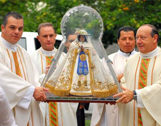 Los padres recibieron la imagen de la Virgen de Zapopan en el centro de la sección del Regnum Christi en la zona Norte de la ciudad de Guadalajara.